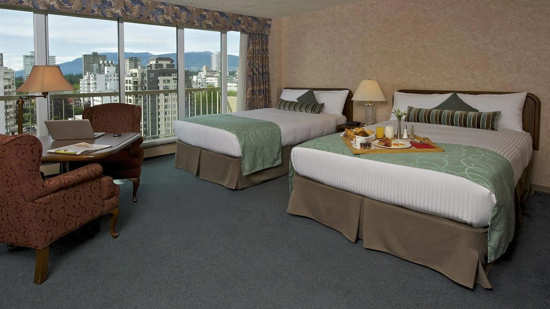 Coast Plaza Hotel And Suites Vancouver